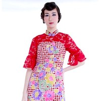 Tak sedikit orang yang memilih cheongsam bermotif batik untuk dikenakan saat Imlek. Jika Anda juga demikian, opsi dari DhieVine Batik berikut cocok dipertimbangkan. Dress motif encim dengan aksen brukat tersebut sedang diskon menjadi Rp 1,2 jutaan. Foto: Zalora  