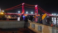 Di sekitar jembatan setiap sore dan malam selalu ramai oleh warga lokal dan wisatawan. Di sana terdapat tempat duduk santai sembari jajan beragam kuliner.  (Kurnia/detikTravel)
