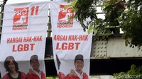 Dalam spanduk itu, ada logo PSI serta foto Ketua Umum PSI Grace Natalie dan Sekjen PSI Raja Juli Antoni.
