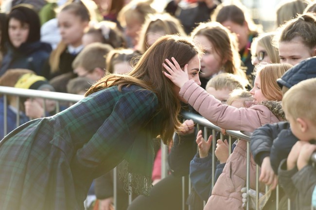 Saking terpesonanya, ia tak dapat menahan rasa penasarannya pada rambut indah Kate. Dikabarkan News.com.au, gadis yang berada di baris terdepan kerumunan massa tersebut meminta izin pada Kate untuk memegang rambutnya. Foto: Getty Images