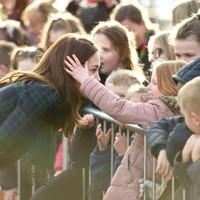 Saking terpesonanya, ia tak dapat menahan rasa penasarannya pada rambut indah Kate. Dikabarkan News.com.au, gadis yang berada di baris terdepan kerumunan massa tersebut meminta izin pada Kate untuk memegang rambutnya. Foto: Getty Images