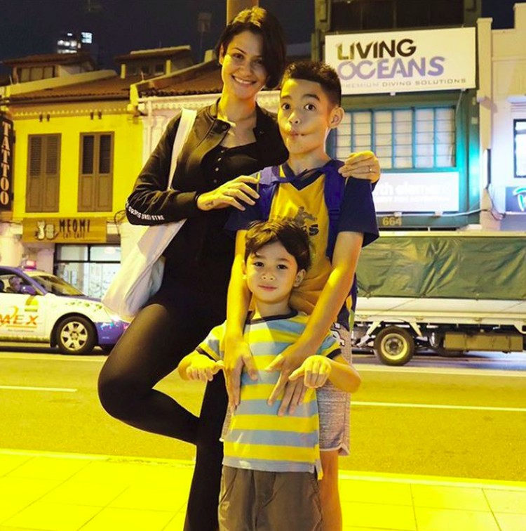 8 Momen Kedekatan Rima Melati Adams Bersama Ketiga Jagoannya