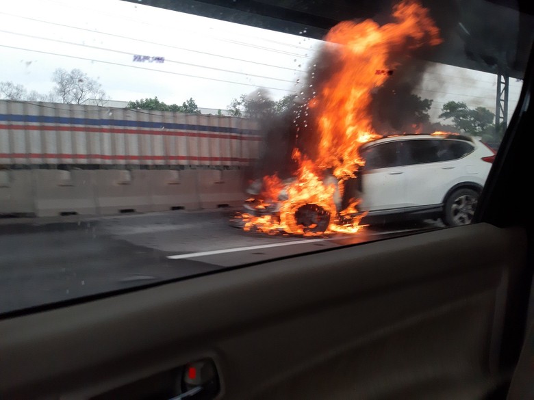 Mobil terbakar di Tol Cikampek. Foto: Dok. Istimewa Mobil terbakar di Tol Cikampek. Foto: Dok. Istimewa
