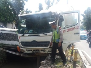 Rem Blong, Truk Nyangkut di Jembatan Kembangan