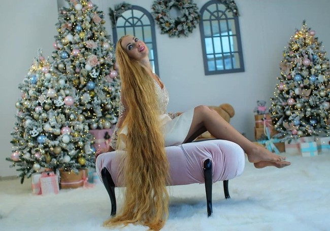 Ketika orang melihat rambutku mereka terkejut. Aku merasa terhormat orang-orang memanggilku Rapunzel, ujar Alena dikutip dari The Sun. Foto: Instagram/ Alena Kravchenko