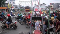 Kereta melintas 2x setiap 5 menit, akibatnya warga yang terburu-buru kerap menerobos perlintasan.