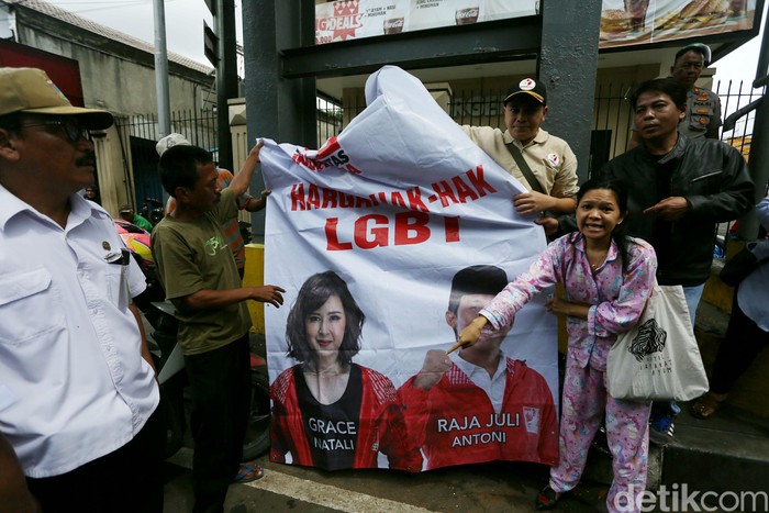 Detik Detik Spanduk Hargai Hak Lgbt Berlogo Psi Diturunkan 2646