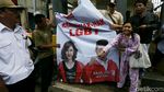 Detik-detik Spanduk Hargai Hak LGBT Berlogo PSI Diturunkan
