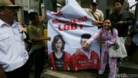 Spanduk yang diturunkan itu menampilkan logo PSI serta foto Ketua Umum PSI Grace Natalie dan Sekjen PSI Raja Juli Antoni. 