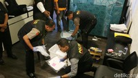 Tim Satgas Antimafia Bola memeriksa berkas-berkas di kantor PSSI.