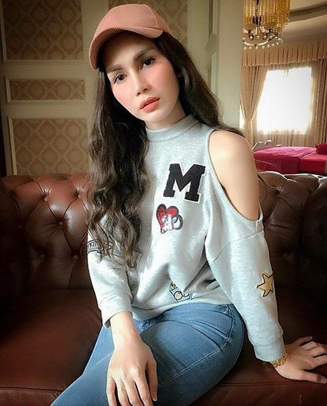 Dalam pembelaannya Nur Sajat mengatakan jika memang tidak ingin dilukai, seharusnya orang tersebut menjaga sikapnya. Before you say anything bad about people, or even hate people, take a good look at yourself! After this sayang, try to respect people and do not insult them, demikian penjelasan Sajat di Instagramnya. Foto: Instagram, Facebook