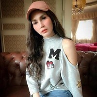 Dalam pembelaannya Nur Sajat mengatakan jika memang tidak ingin dilukai, seharusnya orang tersebut menjaga sikapnya. Before you say anything bad about people, or even hate people, take a good look at yourself! After this sayang, try to respect people and do not insult them, demikian penjelasan Sajat di Instagramnya. Foto: Instagram, Facebook