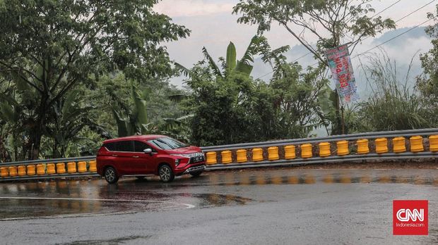 Xpander melintasi lokasi Cikidang, Sukabumi.