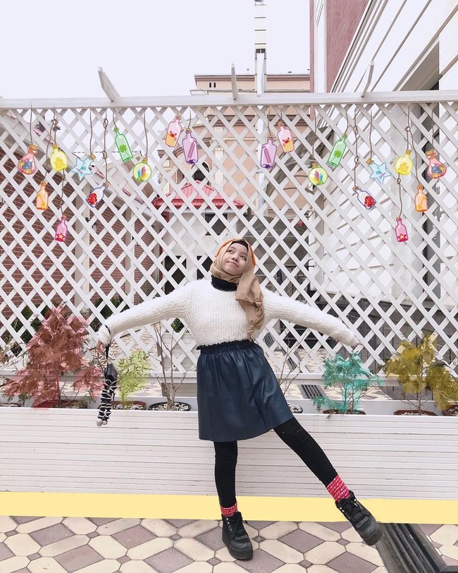 Fatimah Halilintar sudah dibiasakan berhijab sejak kecil. Bersama kakak-kakaknya, seperti Sofwah Halilintar dan Sajidah Halilintar, ia belajar berhijab hingga memiliki gaya hijab sendiri. Foto: Instagram/FatimahHalilintar