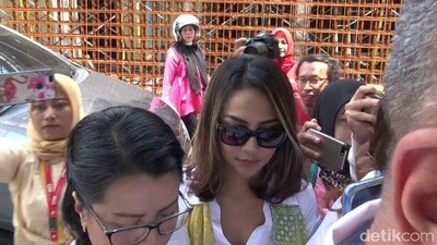Ekspresi Vanessa Angel Saat akan Diperiksa Sebagai Tersangka