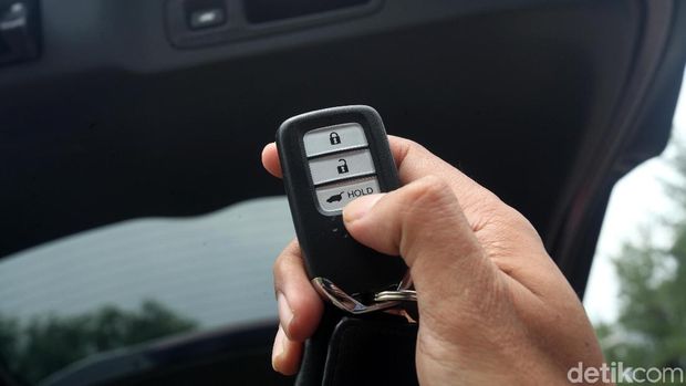 Membuka bagasi Honda CR-V dengan remote
