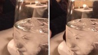 Salah satu restoran di Amerika ini dikabarkan berhantu. Rupanya ada seorang pengunjung yang yakin, bahwa siluet wajah dari tumpukan es di dalam air putihnya merupakan siluet dari penunggu di restoran tersebut. Foto: Istimewa