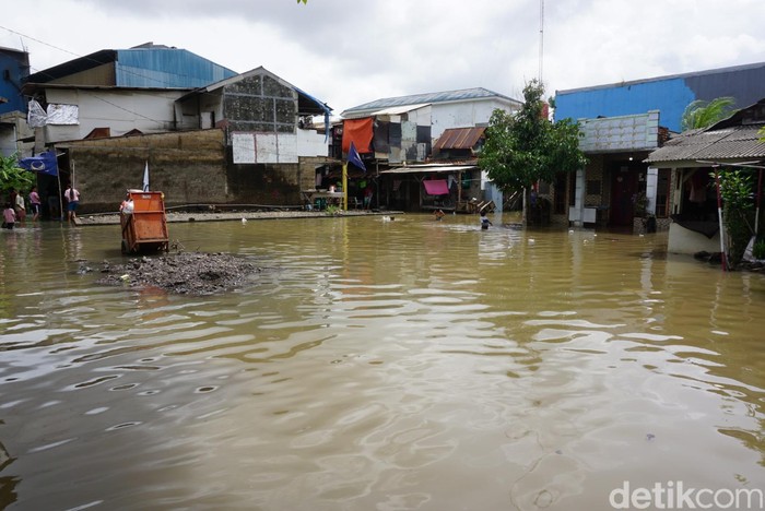 Banjir Rendam Rumah Warga di Rawa Terate Cakung Sejak Subuh