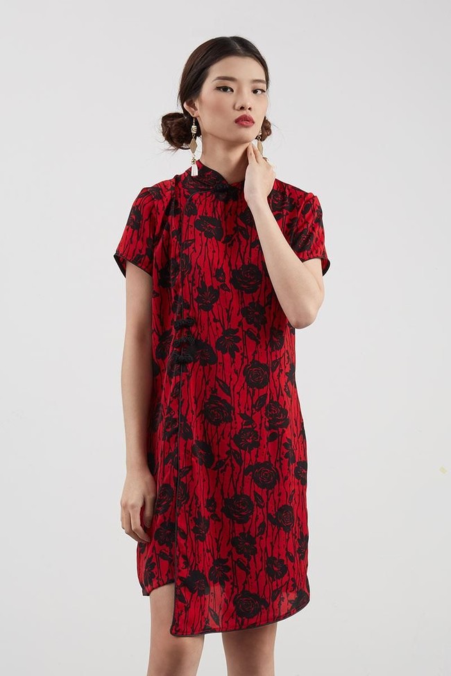 Berry Benka menawarkan opsi cheongsam menarik lain kali ini dalam wujud dress. Berbeda dengan opsi dress cheongsam sebelumnya, pilihan berikut lebih kasual dan berkesan muda. Miliki Chyanti Cheongsam Dress Red berikut dengan Rp 239 ribuan. Foto: Berry Benka