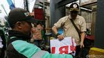Detik-detik Spanduk Hargai Hak LGBT Berlogo PSI Diturunkan