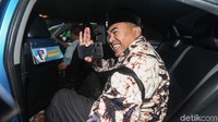 Bupati Jepara Ahmad Marzuki segera naik taksi begitu keluar gedung KPK.
