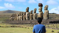 Patung Moai disebut misteri sebab beratnya yang sekitar 20 ton dan tingginya belasan meter tersusun rapi di Easter Island. Pertama kali ditemukan oleh para ekspedisi di tahun 1722, entah bagaimana pembuatannya dan bagaimana bisa membawa batunya ke pulau kecil yang jauh dari mana-mana (iStock)