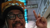 Seperti ingin bilang guys, aku sudah sampai London!. (Foto: Dok. Uyung Aria)