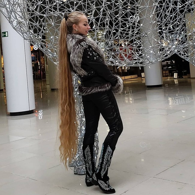 Di usia 20 tahun, rambut panjangnya sudah sampai ke pinggul. Namun baru di usia 30 tahun, rambut wanita asal Ukraina itu sampai menyentuh lantai. Foto: Instagram/ Alena Kravchenko