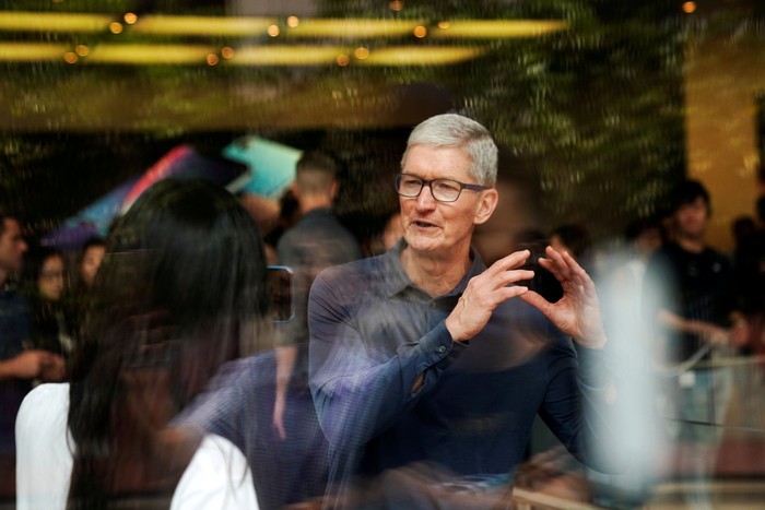 Tim Cook di Apple Store. Foto: Reuters Tim Cook di Apple Store. Foto: Reuters