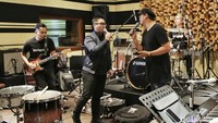 Setelah beberapa tahun, Sammy kembali tampil dengan bandnya tersebut. Pool/Ismail/detikFoto.