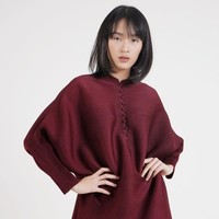 Jika butuh dress yang lebih kasual tapi tetap bernuansa Imlek, Anda bisa melirik Nicole Pleated Dress keluaran brand Bown berikut. Dress dengan potongan leher dan kancing ala cheongsam tersebut dijual seharga Rp 1,4 jutaan. Foto: Bobobobo