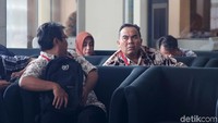 Ahmad Marzuqi memenuhi panggilan penyidik KPK dengan mengenakan batik lengan panjang.