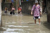 Banjir Rendam Rumah Warga di Rawa Terate Cakung Sejak Subuh