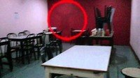 Bayangan hitam yang tengah terbang, berhasil membuat pegawai restoran ini ketakutan saat tengah membersihkan meja-meja sebelum restoran di tutup. Foto: Istimewa