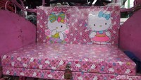 Bagian atap, kursi duduk penumpang hingga jok becak motornya dilengkapi kartun hello kitty yang menggemaskan.