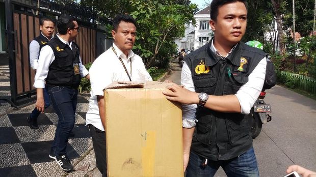 Polisi Obok-obok Kantor PSSI