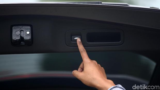 Menutup bagasi CR-V dengan tekan tombol 