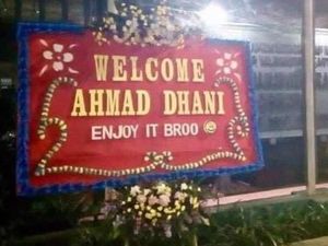 Ahmad Dhani, Kamu Dapat Karangan Bunga Lagi Nih!
