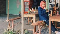Pencipta lagi Ziggy Zagga ini juga doyan kulineran. Sohwa tampak sedang menikmati kelapa muda. Foto: Instagram@sohwahalilintar