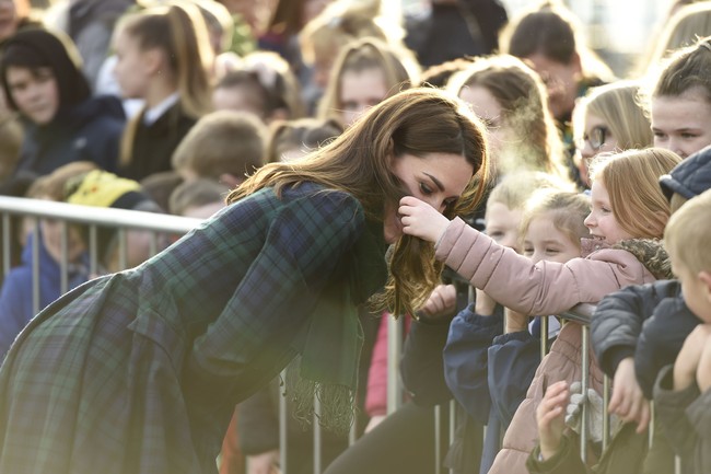 Kate pun membiarkan gadis itu membelai rambut coklatnya yang bergelombang. Momen manis tersebut sempat terabadikan oleh kamera para fotografer. Foto: Getty Images