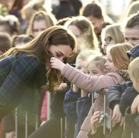 Kate pun membiarkan gadis itu membelai rambut coklatnya yang bergelombang. Momen manis tersebut sempat terabadikan oleh kamera para fotografer. Foto: Getty Images
