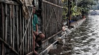 Warga terpaksa tak membuka tempat usahanya hingga banjir mulai surut di kawasan Jalan Bukit Gading Raya, Jakarta Utara.