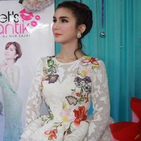 Dalam unggahan di Instagram, Nur Sajat mengatakan kalau sang SPG yang memprovokasi asisten pribadinya. SPG tersebut berkata-kata kasar dengan menyebut nama binatang pada asistennya. Dia juga membuat komentar menyakitkan tentang Sajat, tulisnya. Foto: Instagram, Facebook