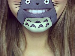 Unik dan Kreatif, Melukis Animasi di Bibir