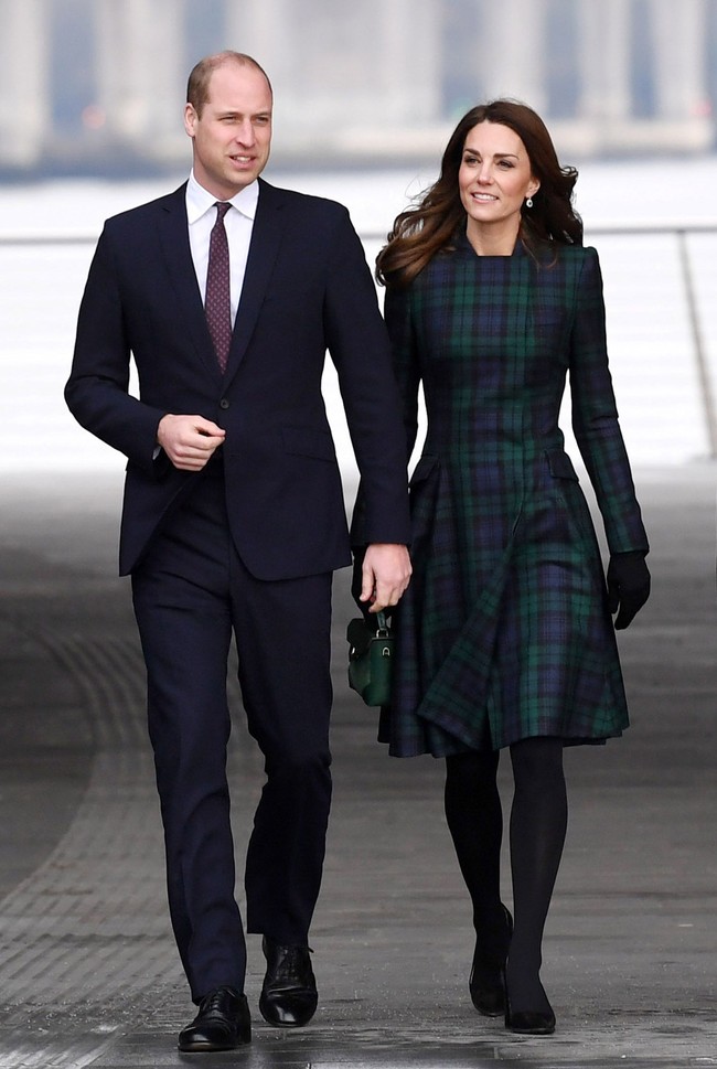 Pangeran William dan istrinya, Kate Middleton, sedang berada di Dundee, Skotlandia, dalam rangka kunjungan resmi kerajaan. Salah satu agenda utamanya adalah menghadiri peresmian Victoria & Albert Museum Dundee, Selasa (29/1/2019). Foto: Getty Images