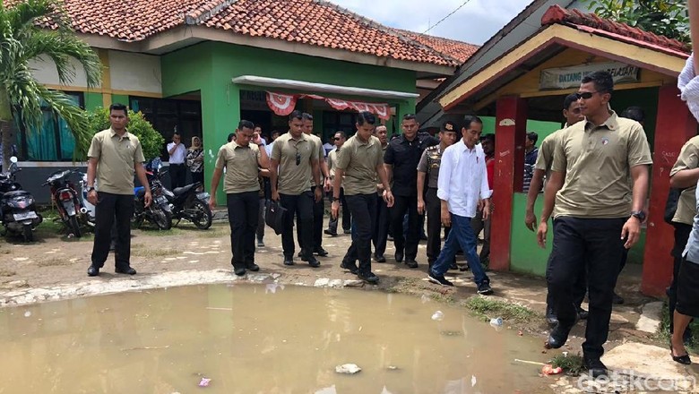 Jokowi Sidak Bangunan SMP 1 Muara Gembong yang Rusak Parah Jokowi Sidak Bangunan SMP 1 Muara Gembong yang Rusak Parah