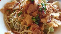 Ini racikan mie kopyok legendaris Semarang, Pak Dhuwur yang ada di Jl. Tanjung. Buka dari pagi hingga siang. Foto: Instagram @robbytanara
