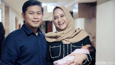 Senyum Nina Zatulini dan Suami Sambut Anak Kedua