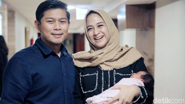 Senyum Nina Zatulini dan Suami Sambut Anak Kedua