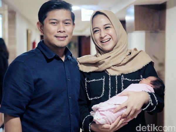 Senyum Nina Zatulini dan Suami Sambut Anak Kedua